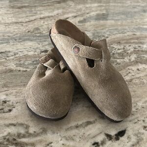 Birkenstock Boston’s - Tan Suede Clogs